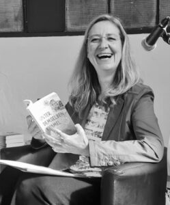 Die Autorin Heidi Metzmeier liebt nichts so sehr wie den Kontakt zu Leserinnen und Lesern während einer Lesung.